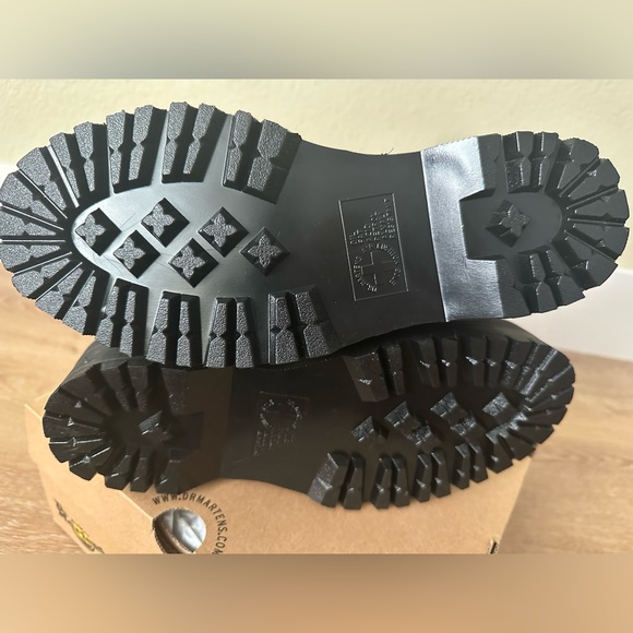 BNIB Dr. Martens unisex-adult 2976 Quad Chelsea Boot (White) Size 7 Women/6 Men - Picture 6 of 11